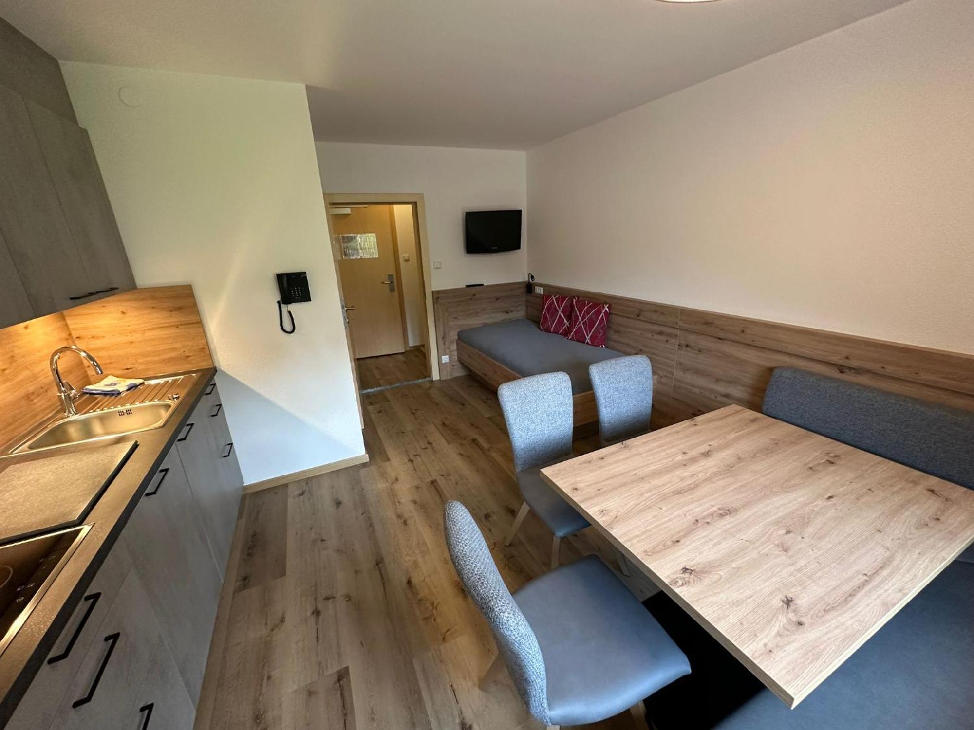 Hotel Garni Dorfblick Sankt Anton am Arlberg Bagian luar foto